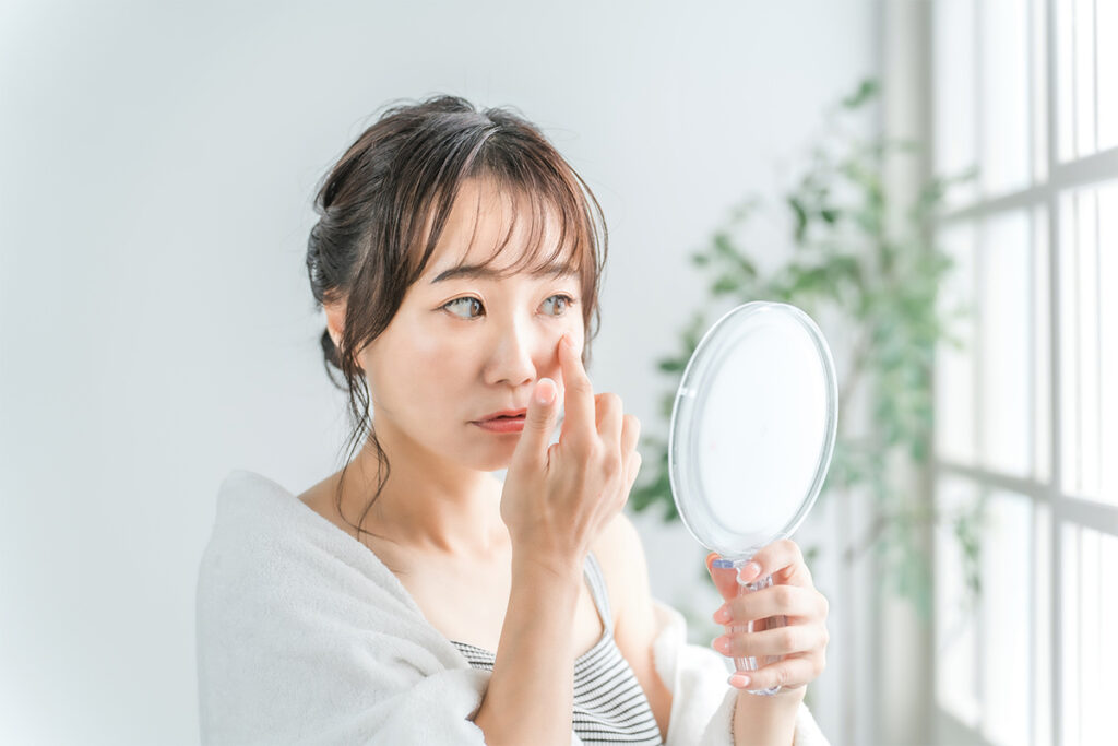 1-2. 簡単セルフチェック！あなたのクマのタイプを見分ける方法